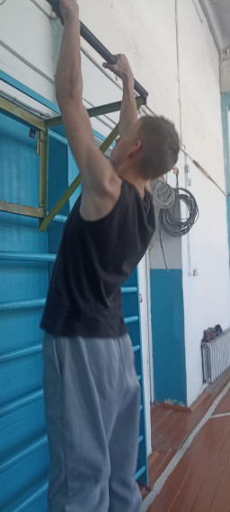Состоялись соревнования по подтягиваниям  среди юношей и по удержанию планки среди девушек.