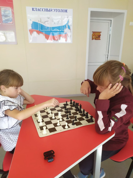 Занятия в шахматной школе продолжаются..