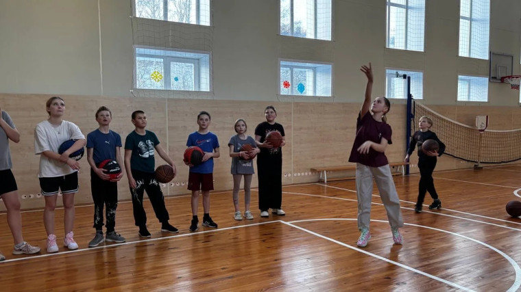 Баскетбол среди участников ДЮСШ.