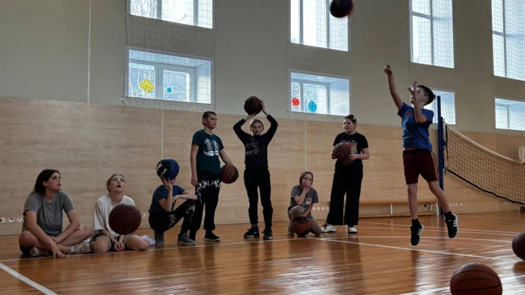 Баскетбол среди участников ДЮСШ.